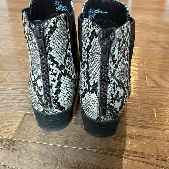 Women’s booties size 9 - Picture 5 of 6